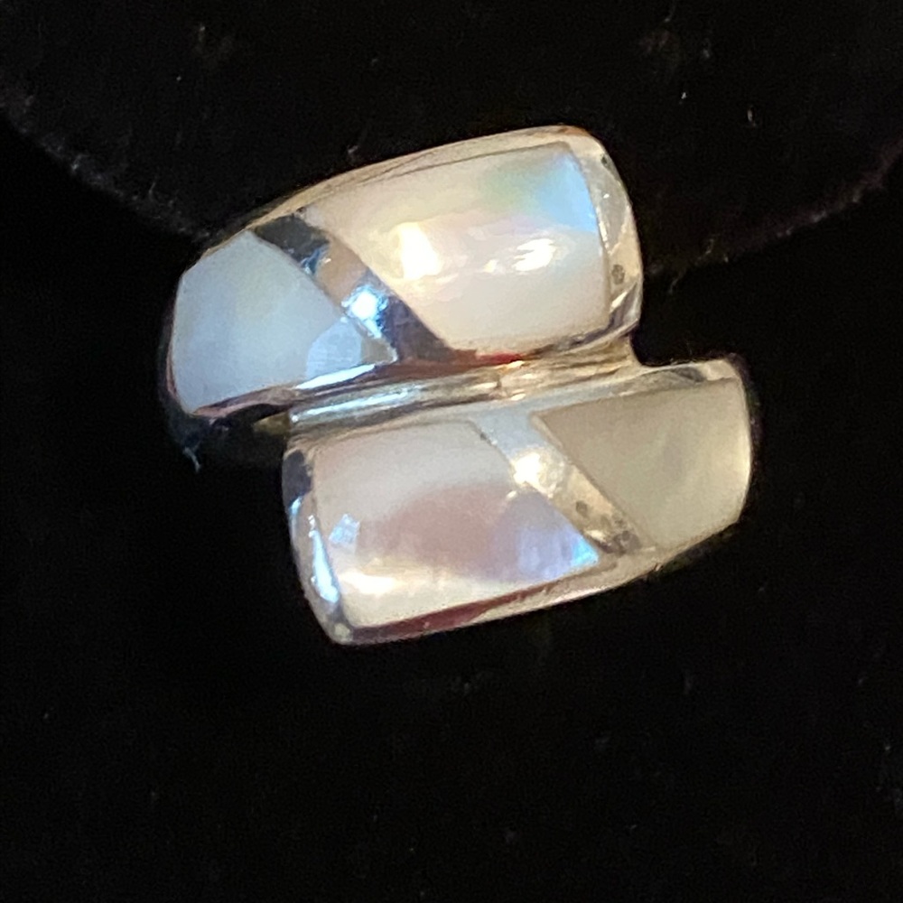 Copy Sterling silver white opalescent fashion ring